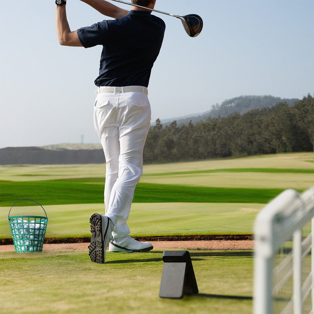 PRO Launch Monitor and 3D Driving Range Simulator